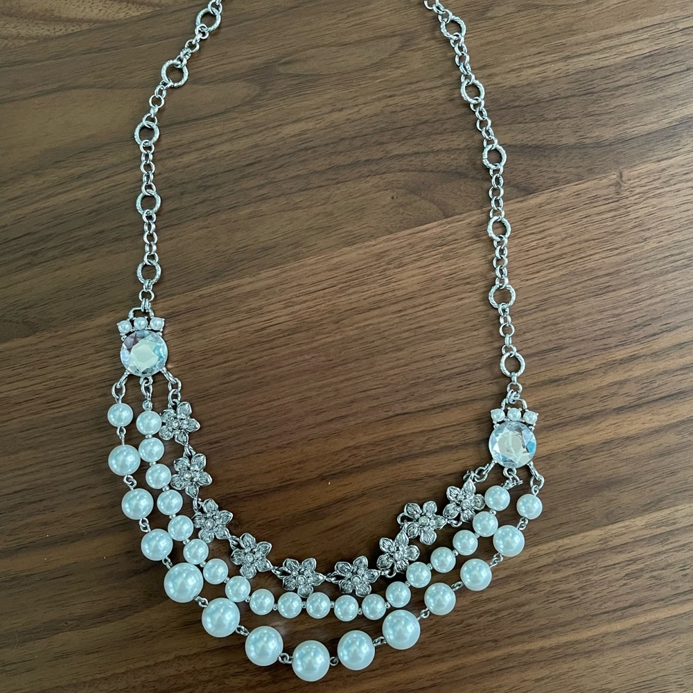 Three-chain necklace with pearls, crystals and glamour!